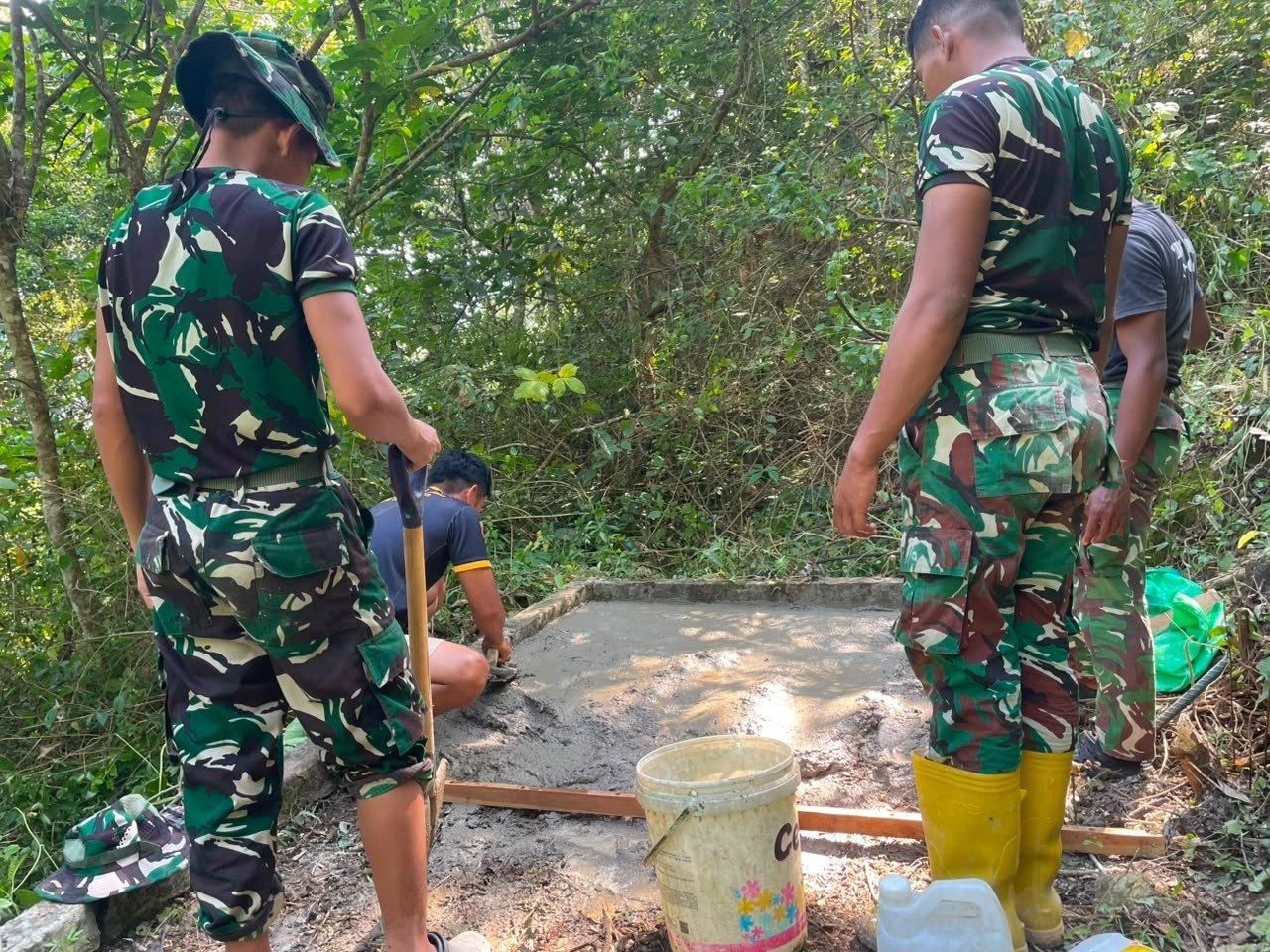 Dudukan Tandon Air Dibangun di Pattuku, Satgas TMMD Ambil Peran