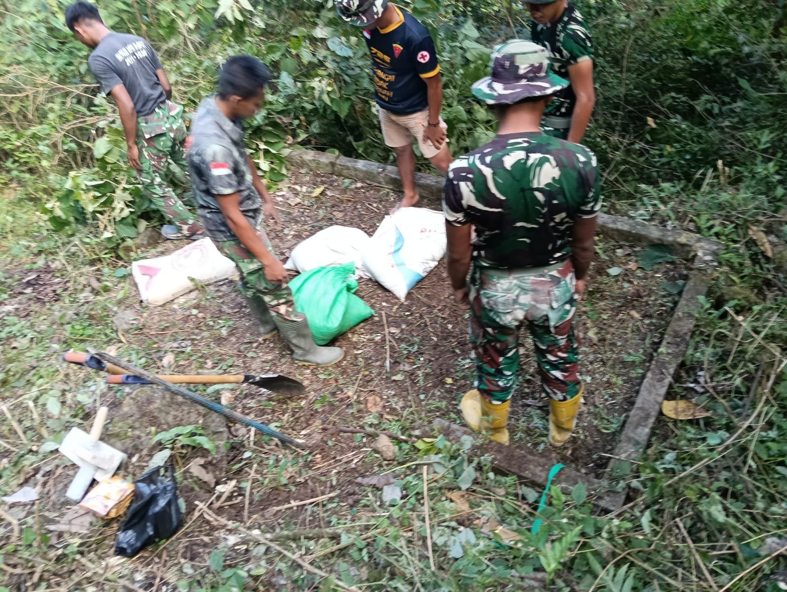 Dudukan Tandon Air Dibentuk, Satgas TMMD Kodim 1407/Bone Garap Pattuku