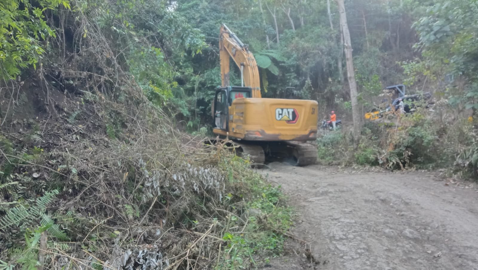 Peningkatan Jalan Pattuku: Excavator Tetap Diperlukan Hingga Minggu