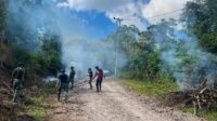 TMMD Ke-129: Satgas Kodim 1407/Bone Rutin Bersihkan Badan Jalan di Bontocani