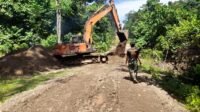 TMMD Ke-129: Excavator Dimaksimalkan Untuk Tingkatkan Jalan 4,2 Km di Sarah Raya TMMD Ke-129: Excavator Dimaksimalkan Untuk Tingkatkan Jalan 4,2 Km di Sarah Raya