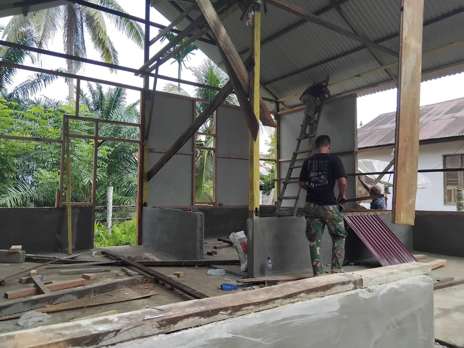 Clasiboard Dipasang, Rehab Rumah T.M. Nur di Kecamatan Pasie Raya Melaju