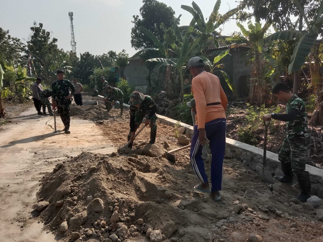 Satgas TMMD dan Warga Sukoharjo Tata Berem Sisi Jalan untuk Perkuat Beton