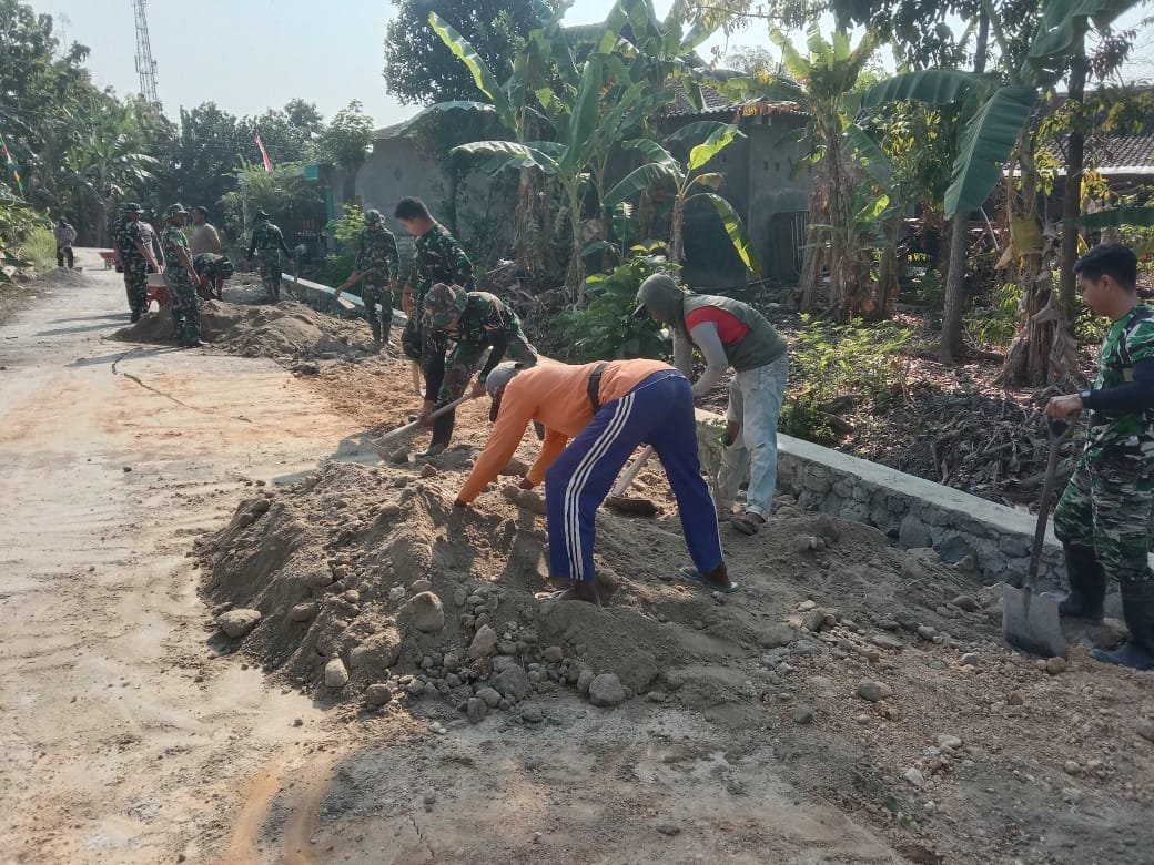 Pengerjaan Berem di Sukoharjo Dilakukan Meski Matahari Terik