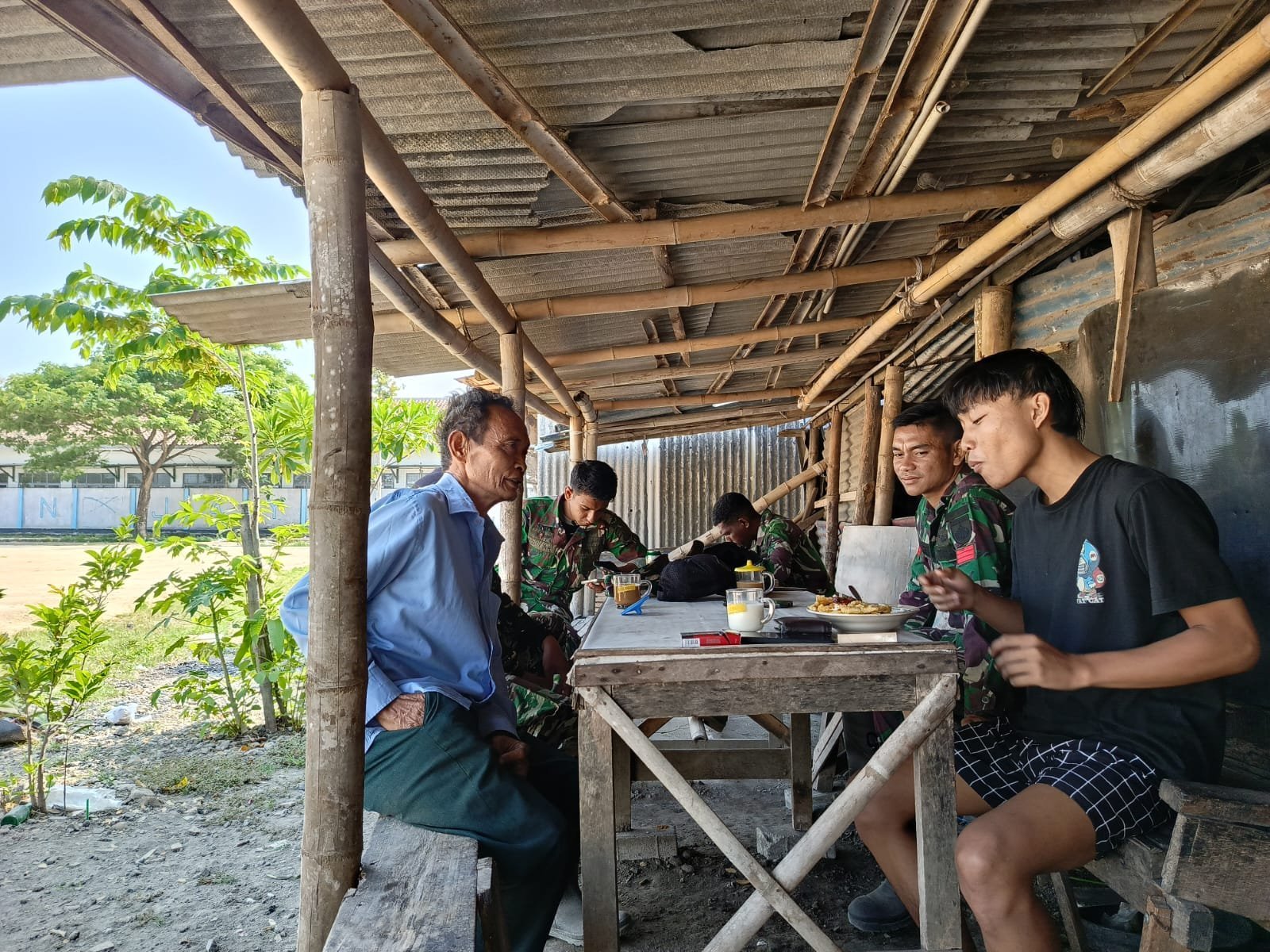 Warung Parangjoro Jadi Titik Santai Satgas TMMD, Pemilik Usaha Dapat Manfaat Langsung