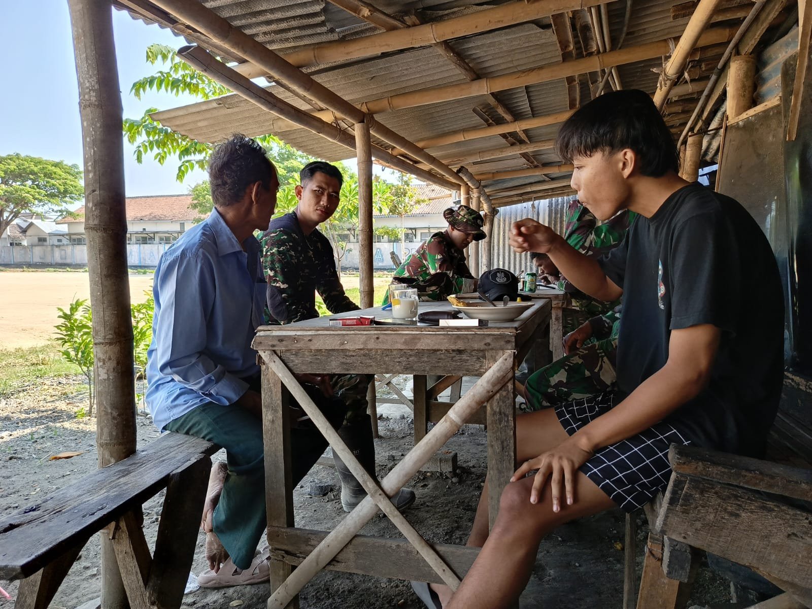 Warung Bambu di Parangjoro Jadi Ruang Istirahat dan Jejaring Sosial Satgas TMMD