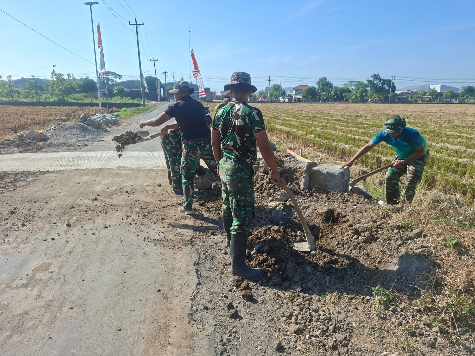 Satgas TMMD dan Warga Padatkan Tanah Bekas Galian Supaya Tidak Amblas