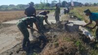 Pemadatan Sisi Gorong-Gorong Dilakukan Satgas TMMD dan Warga di Sukoharjo
