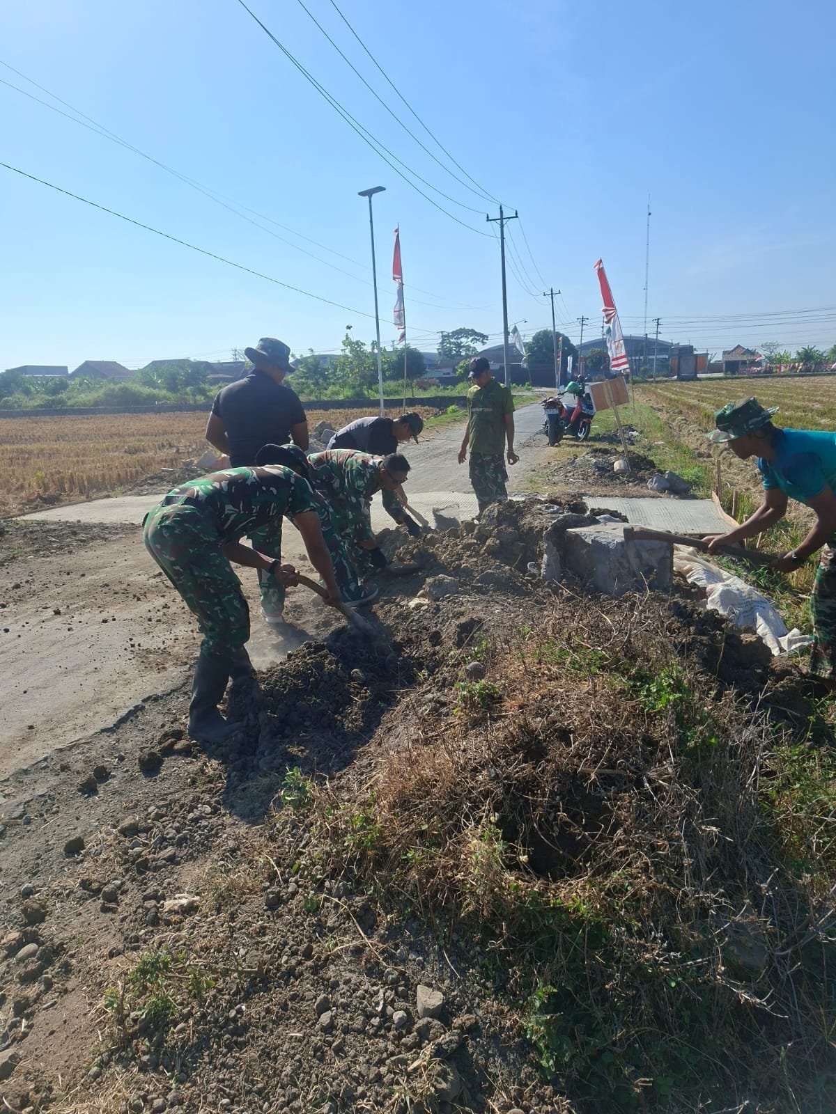 Pemadatan Sisi Gorong-Gorong Dilakukan Satgas TMMD dan Warga di Sukoharjo