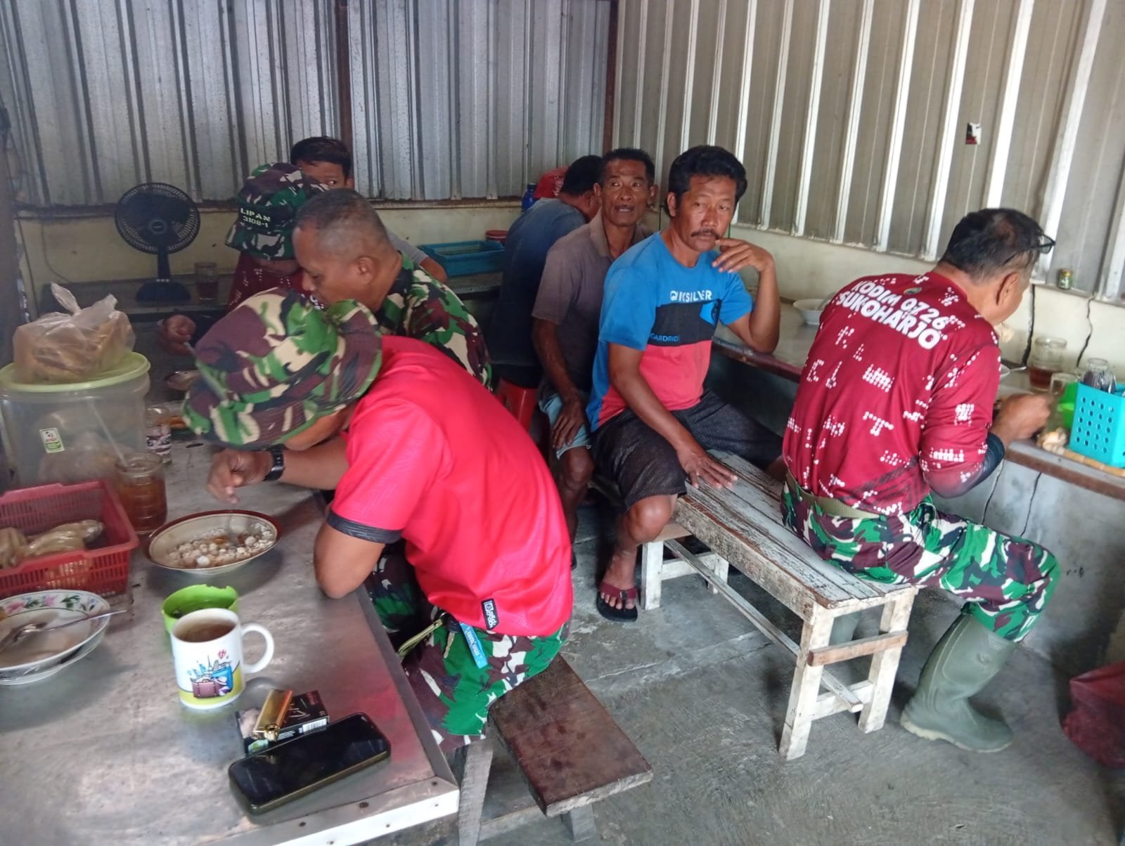 Kunjungan Satgas TMMD Bikin Warung Bu Marni Parangjoro Ramai Pembeli