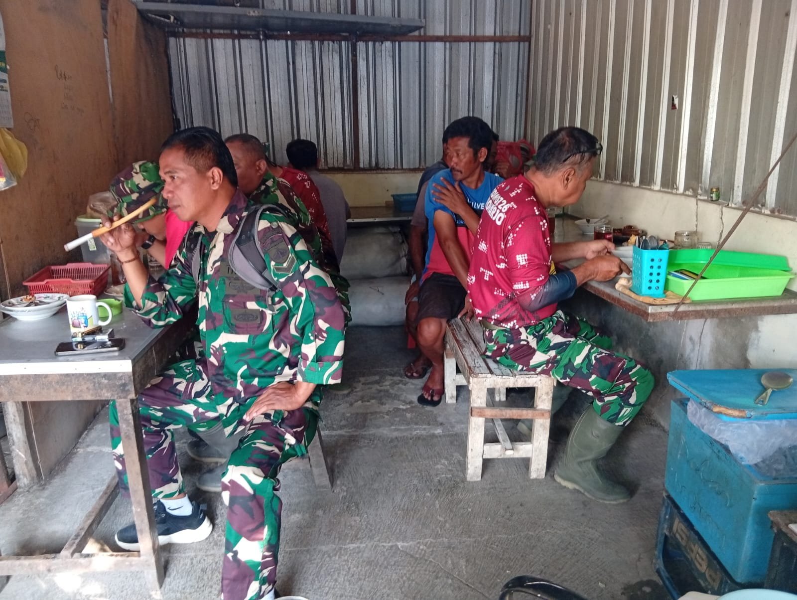 Warung Bu Marni: Titik Singgah Satgas TMMD dan Warga di Parangjoro