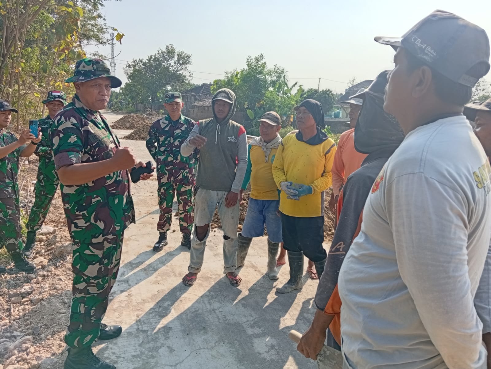 Kehadiran Danramil Bikin Pekerja TMMD Parangjoro Bangkit Lagi