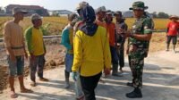 Langkah Nyata Danramil 09/Grogol: Turun ke Parangjoro Untuk Jaga Ritme TMMD Ke-129 Langkah Nyata Danramil 09/Grogol: Turun ke Parangjoro Untuk Jaga Ritme TMMD Ke-129