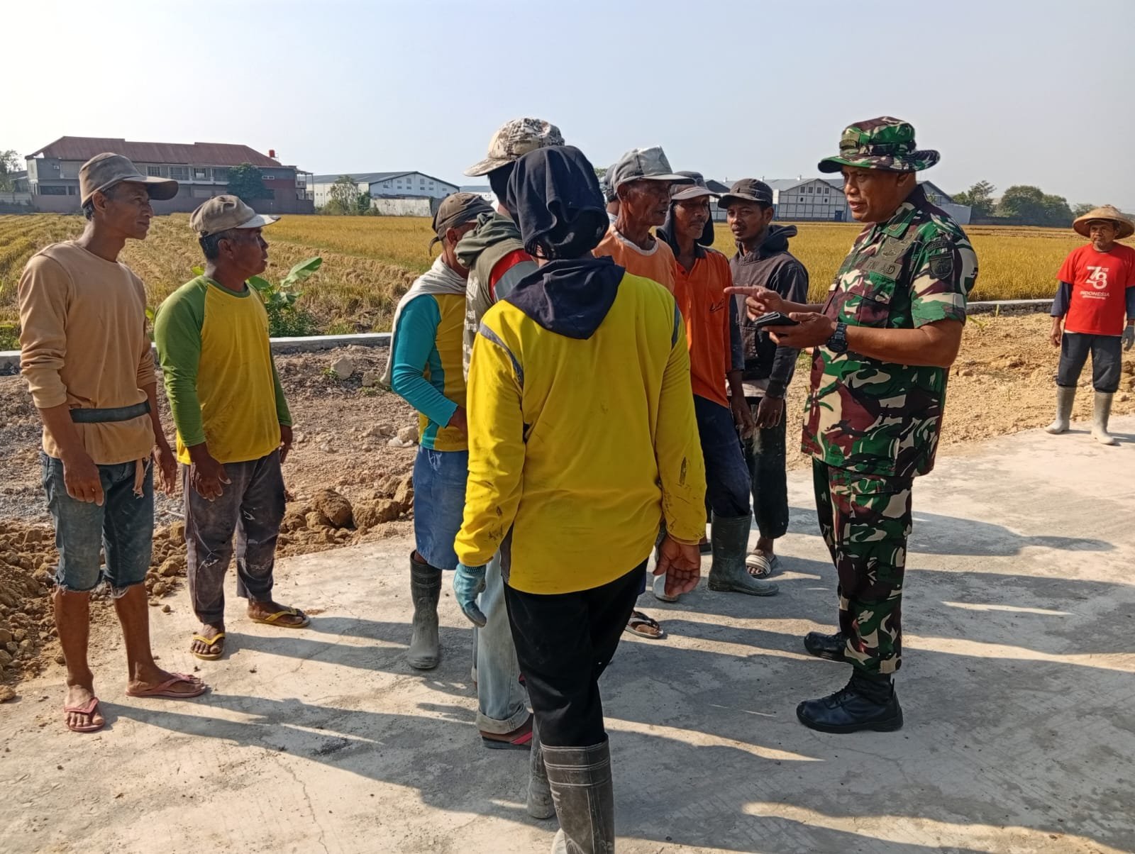 Langkah Nyata Danramil 09/Grogol: Turun ke Parangjoro Untuk Jaga Ritme TMMD Ke-129