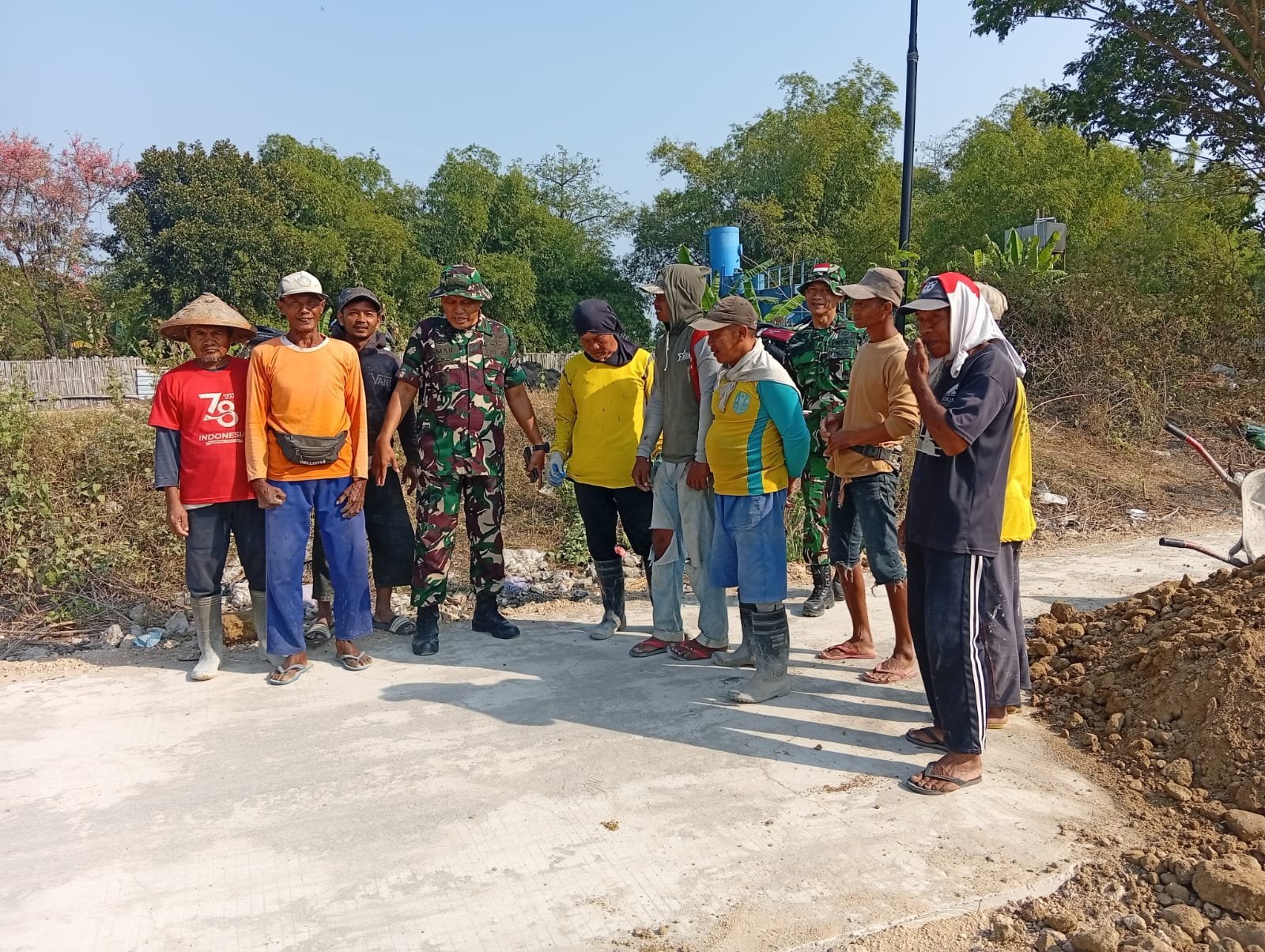 Tanpa Seremonial, Danramil 09/Grogol Ikut Angkat Material di Lokasi TMMD Parangjoro