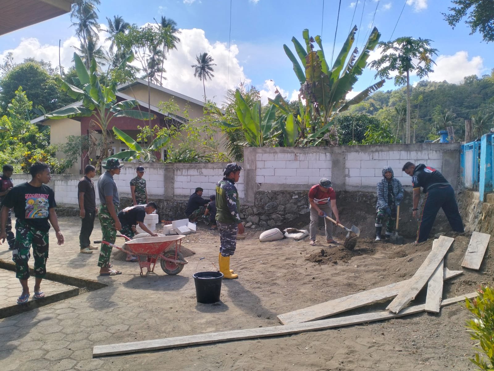 Satgas TMMD dan Warga Tata Ulang Halaman Masjid di Desa Pattuku