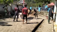 Halaman Masjid di Pattuku Dirapikan Warga Bersama Satgas TMMD Halaman Masjid di Pattuku Dirapikan Warga Bersama Satgas TMMD