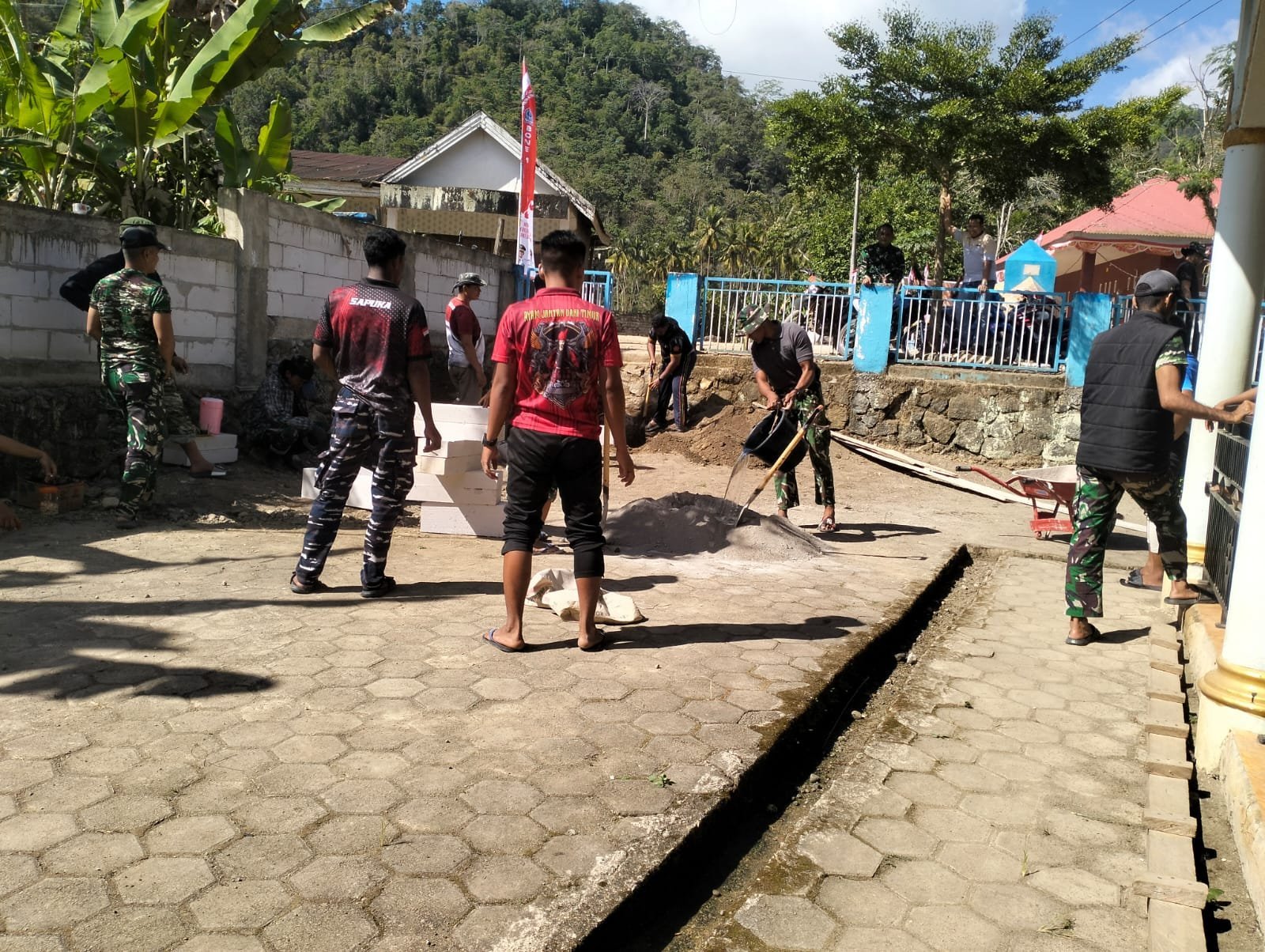 Halaman Masjid di Pattuku Dirapikan Warga Bersama Satgas TMMD