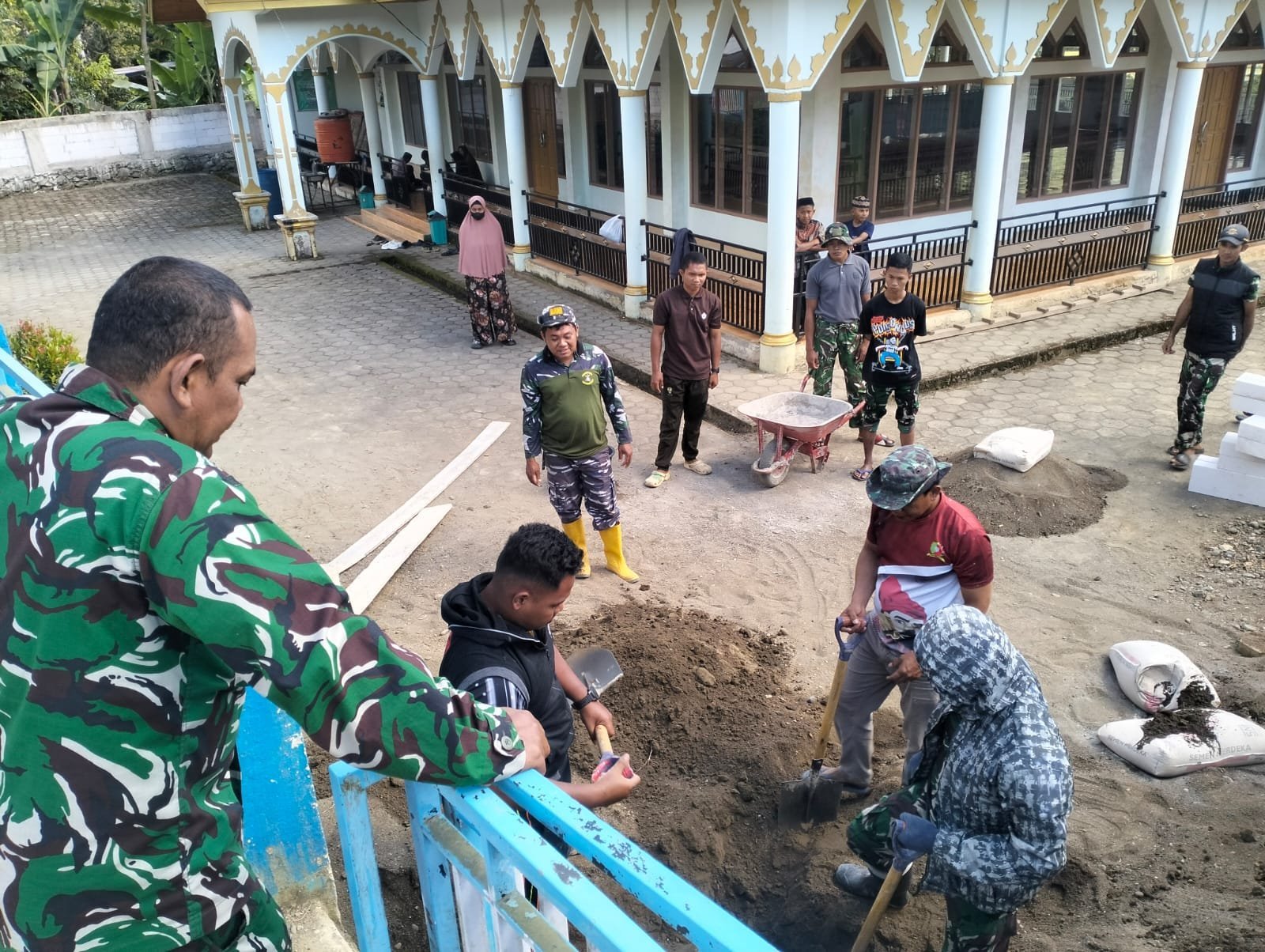 Gotong Royong Benahi Halaman Masjid Pattuku oleh Satgas TMMD ke-129