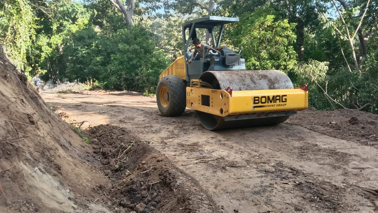 Di Pattuku, Vibro Roller Sempurnakan Permukaan Jalan TMMD ke-129