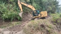 Menata Badan Jalan Pattuku: Excavator Kerja Intensif di Program TMMD ke-129
