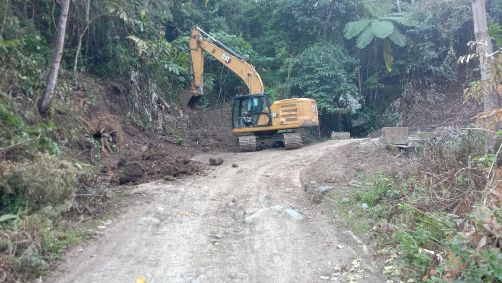 Excavator Tata Badan Jalan untuk Kelancaran Peningkatan Infrastruktur TMMD di Pattuku