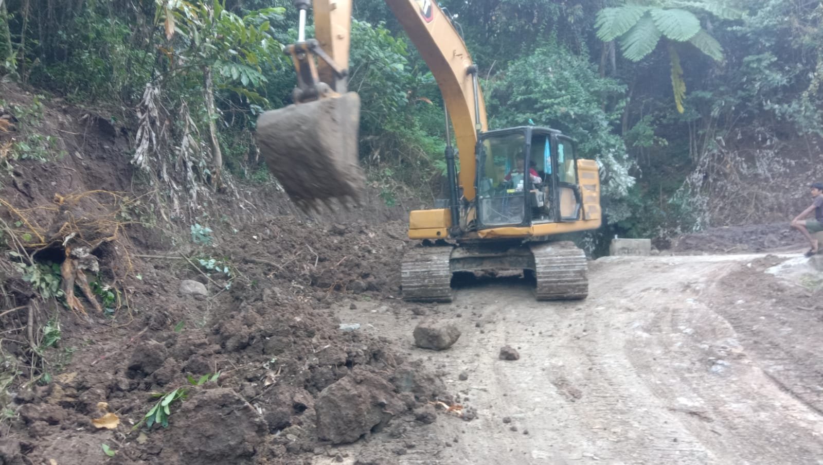 Saat Jalan Pattuku Dibenahi, Excavator Menjadi Pilihan untuk Menata Bagian yang Tidak Rata