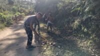 TMMD Ke-129: Rumput dan Sampah Tepi Jalan di Bontocani Disingkirkan TMMD Ke-129: Rumput dan Sampah Tepi Jalan di Bontocani Disingkirkan
