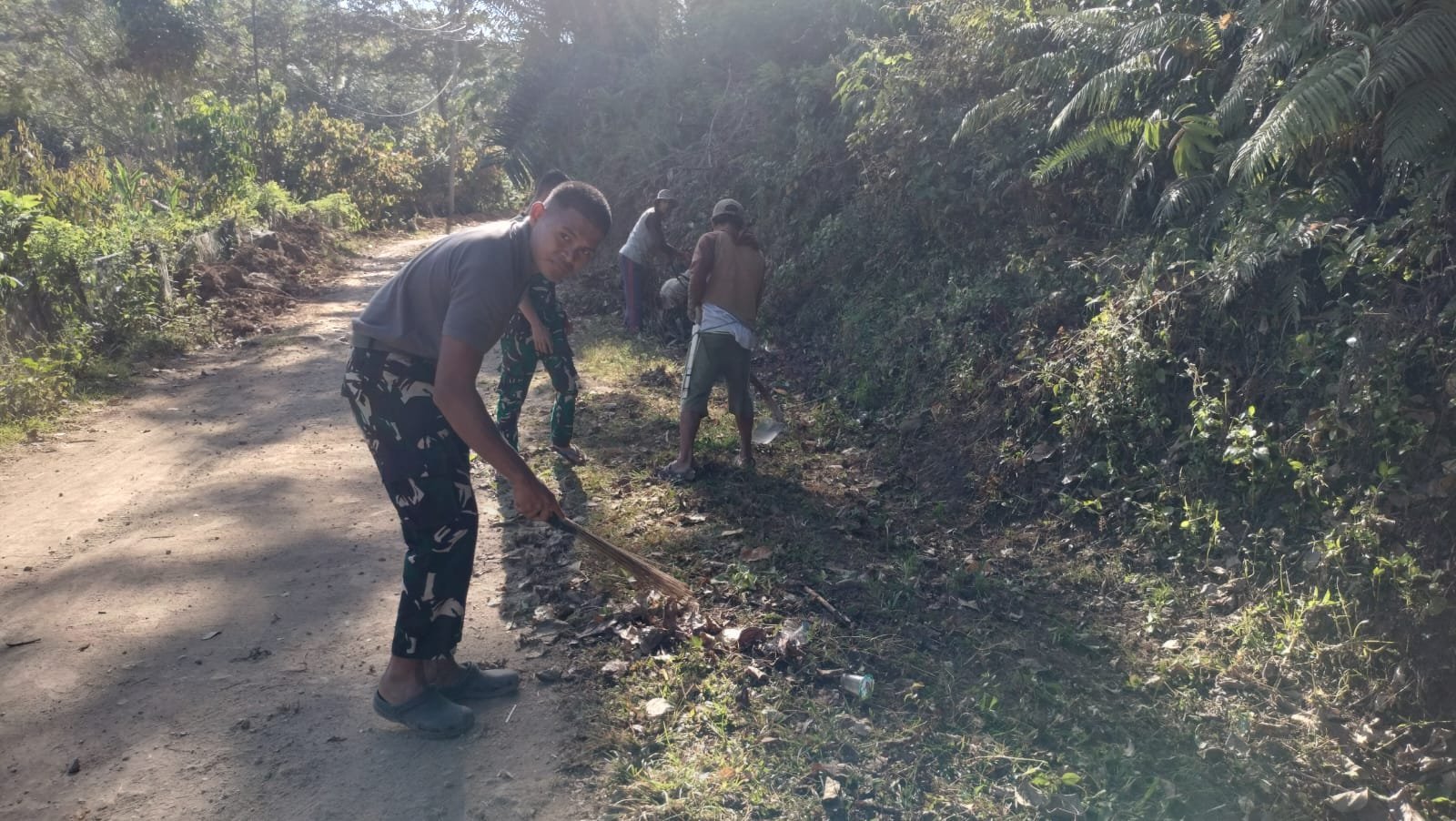 TMMD Ke-129: Rumput dan Sampah Tepi Jalan di Bontocani Disingkirkan