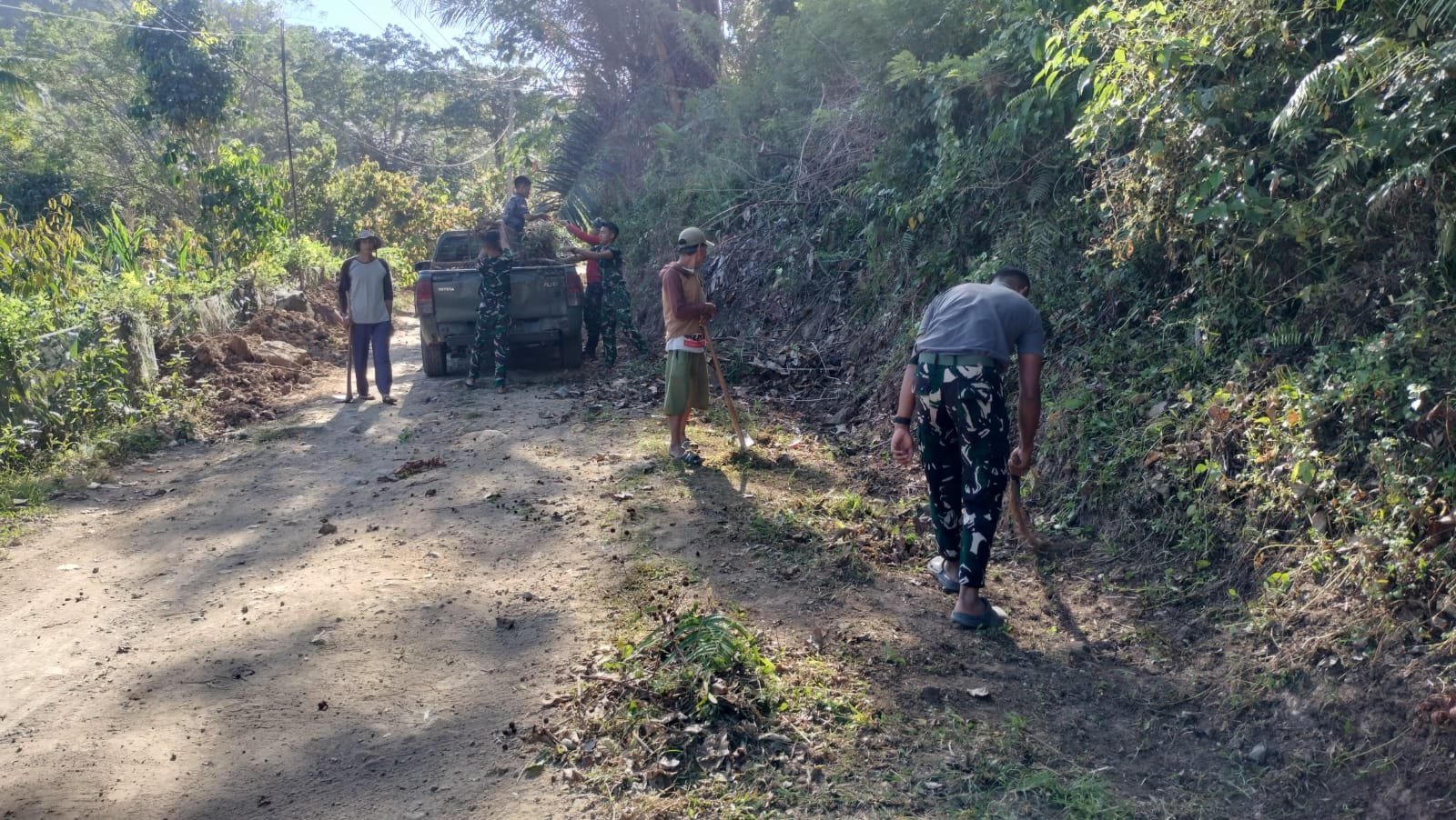 Warga dan Satgas TMMD Rapikan Tepian Jalan di Bone