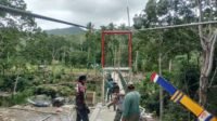 Perawatan Jembatan Gantung Pattuku-Lemo: Pengecatan Dilakukan oleh Satgas TMMD