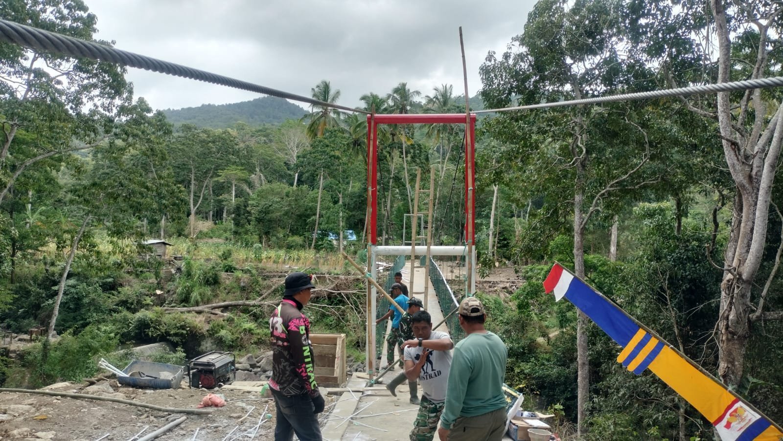 Perawatan Jembatan Gantung Pattuku-Lemo: Pengecatan Dilakukan oleh Satgas TMMD