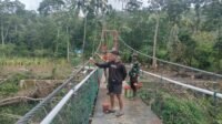 Pengecatan Dilanjutkan, Jembatan Gantung yang Menghubungkan Dua Dusun di Pattuku Dirawat