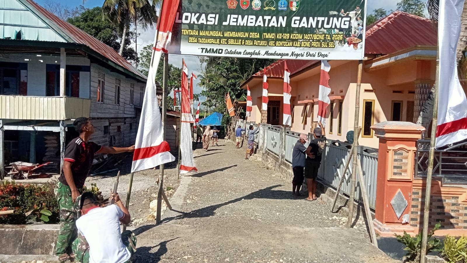 Pemasangan Bendera di Lokasi Jembatan Gantung Warnai Persiapan HUT ke-81 di Tadang Palie