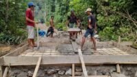 Pengecoran Manual Tandai Munculnya Bentuk Jembatan Titik 3 di Sarah Raya Pengecoran Manual Tandai Munculnya Bentuk Jembatan Titik 3 di Sarah Raya
