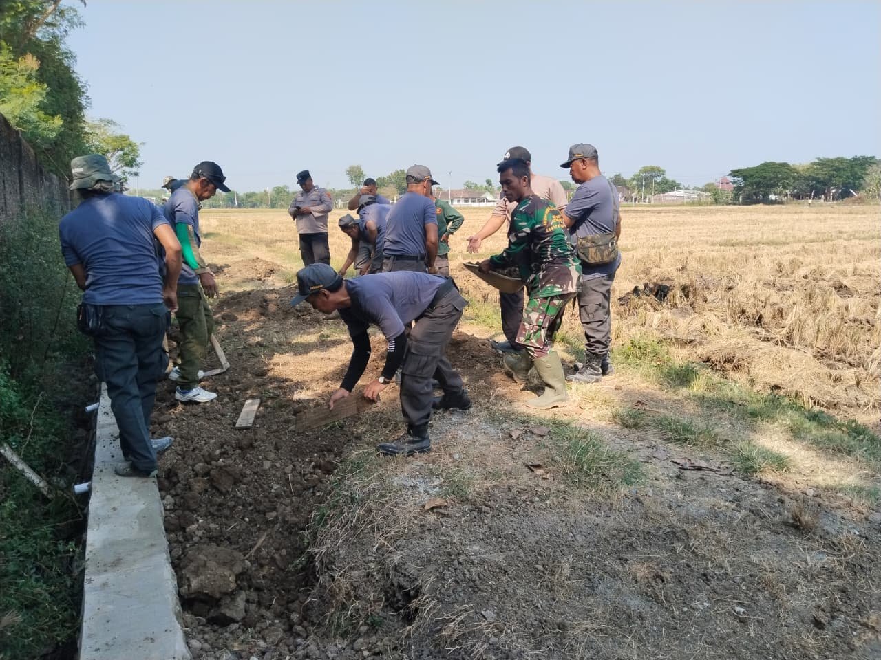 Talud Jalan Parangjoro Capai Tahap Akhir, Fokus pada Kerapian Bahu Jalan