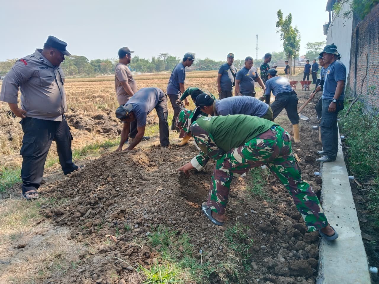 Fase Akhir Talud Parangjoro, Warga dan Satgas TMMD Benahi Bahu Jalan