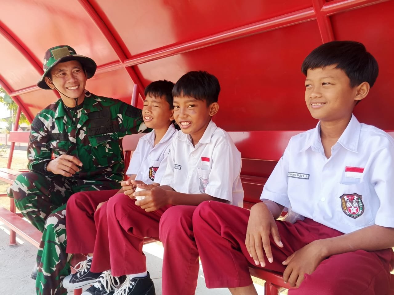 Obrolan Santai Satgas TMMD dengan Murid SDN Parangjoro 2 Tekankan Pentingnya Sekolah