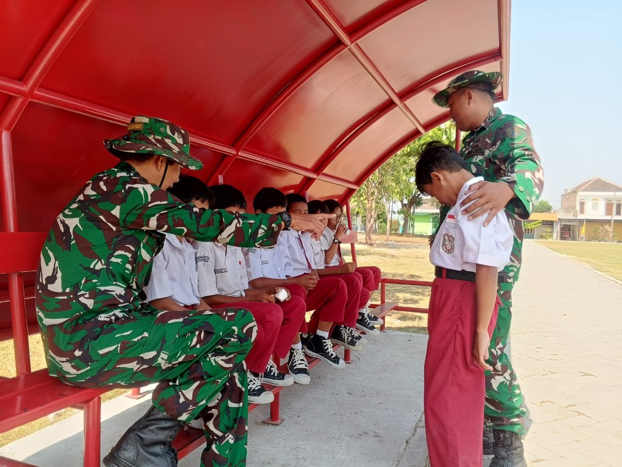 Prajurit TMMD Sapa Pelajar Parangjoro, Ajak Mereka Berani Bermimpi
