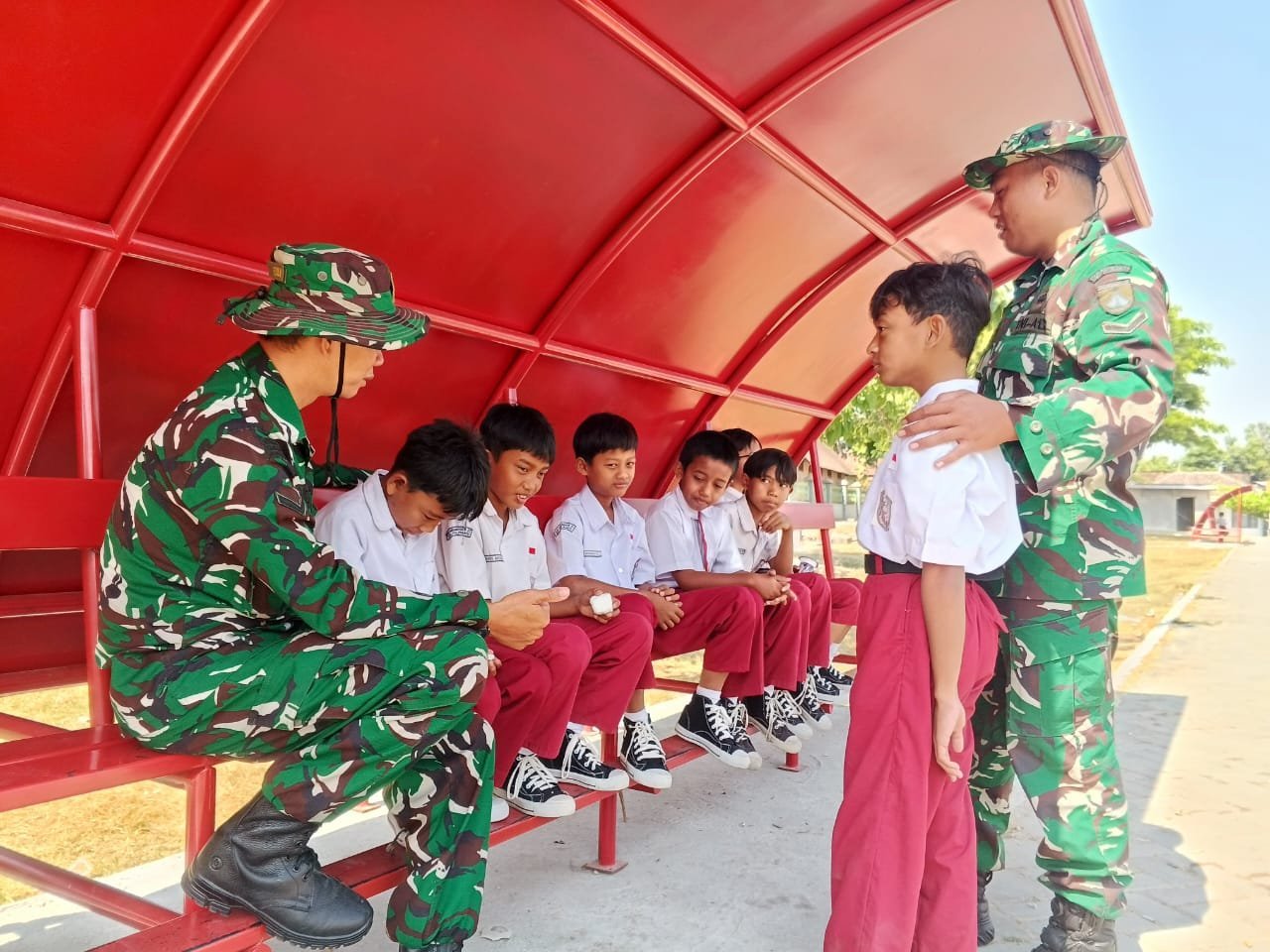 Satgas TMMD Singgah dan Sampaikan Pesan Pendidikan pada Pelajar SDN Parangjoro 2