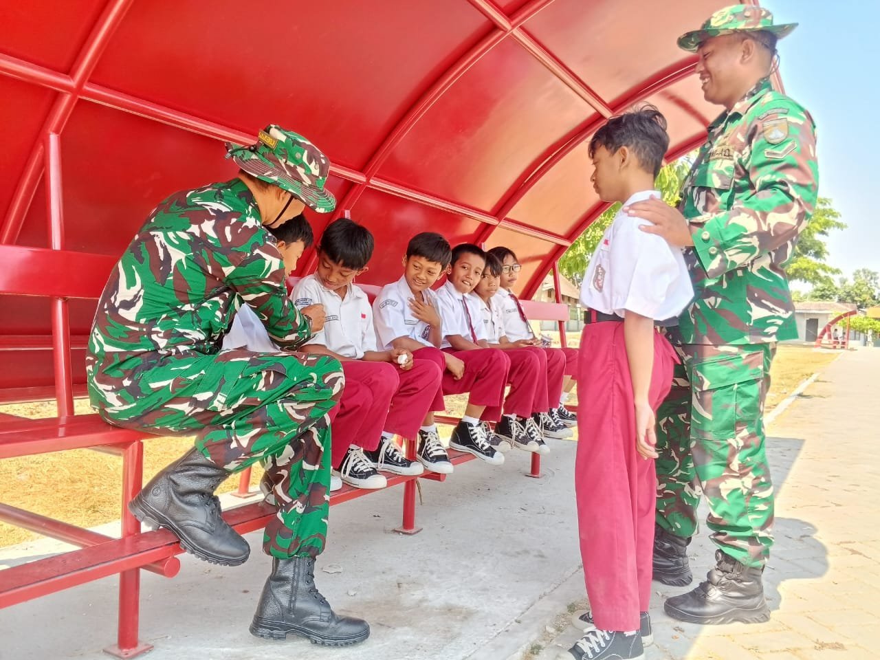 Siswa SDN Parangjoro 2 Dapat Motivasi Sekolah dari Satgas TMMD