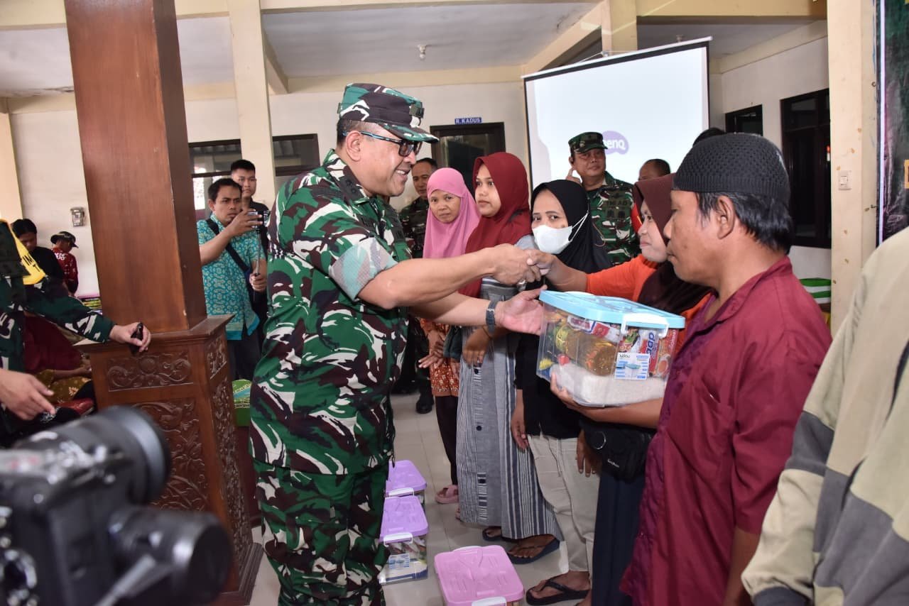 Sembako Berwadah Kontainer: Bagian dari Kunjungan Wasev TMMD ke-129 di Parangjoro