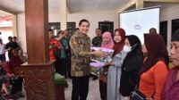 Kontainer Isi Sembako Diserahkan Wasev TMMD saat Kunjungan di Parangjoro Kontainer Isi Sembako Diserahkan Wasev TMMD saat Kunjungan di Parangjoro
