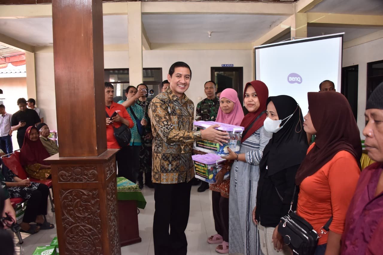 Kontainer Isi Sembako Diserahkan Wasev TMMD saat Kunjungan di Parangjoro