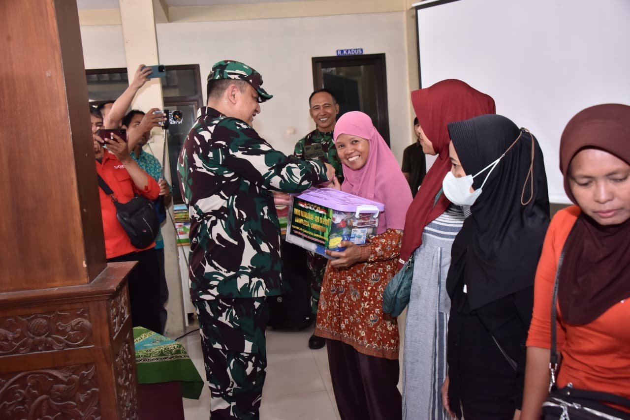 Sasaran Nonfisik TMMD ke-129: Sembako untuk Warga Parangjoro