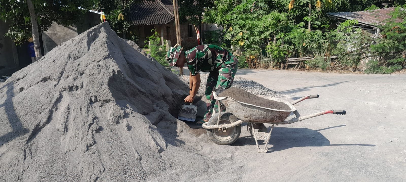 Satgas TMMD dan Warga Rehabilitasi Masjid Al-Mubaroq, Fokus pada Fungsi Sosial