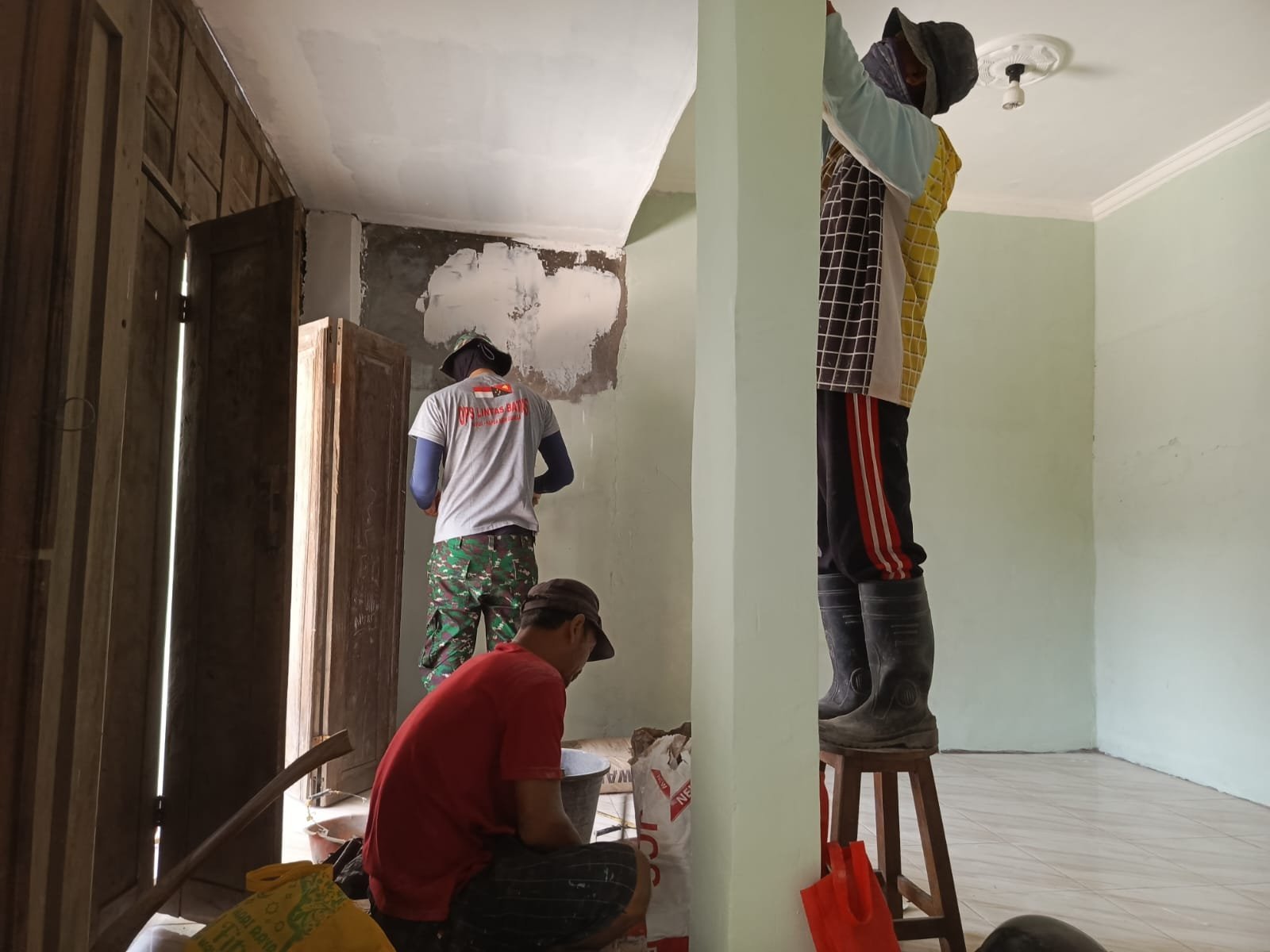 Wajah Baru di Depan, Atap Belakang Rumah Subani Mulai Dibongkar