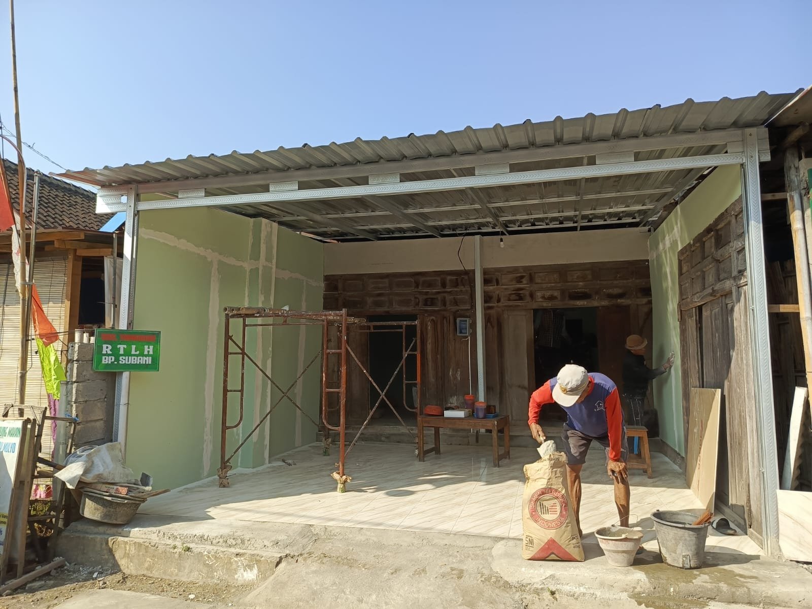 Kontras Pekerjaan Rehabilitasi Rumah Subani di Sukoharjo: Depan Hampir Rampung