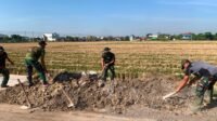 Pekerjaan Akhir TMMD: Ratakan Sisa Galian di Bahu Jalan Parangjoro