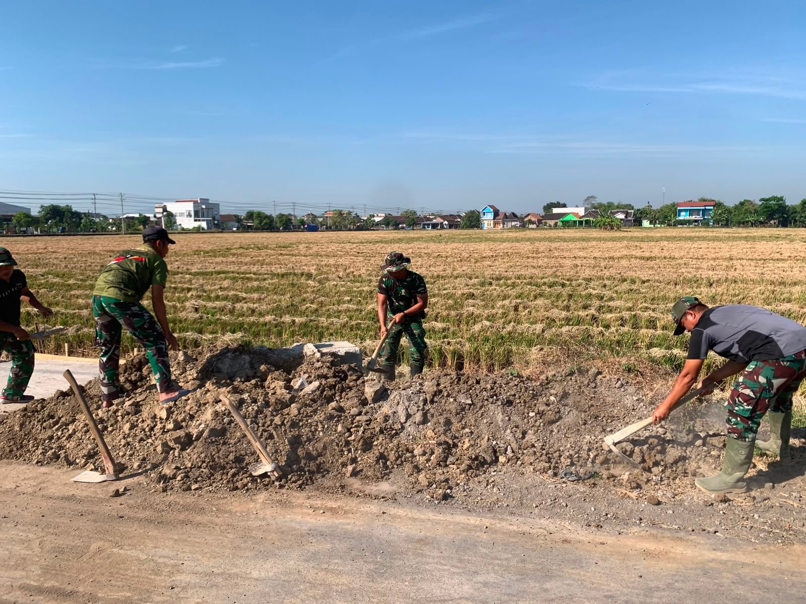Pekerjaan Akhir TMMD: Ratakan Sisa Galian di Bahu Jalan Parangjoro